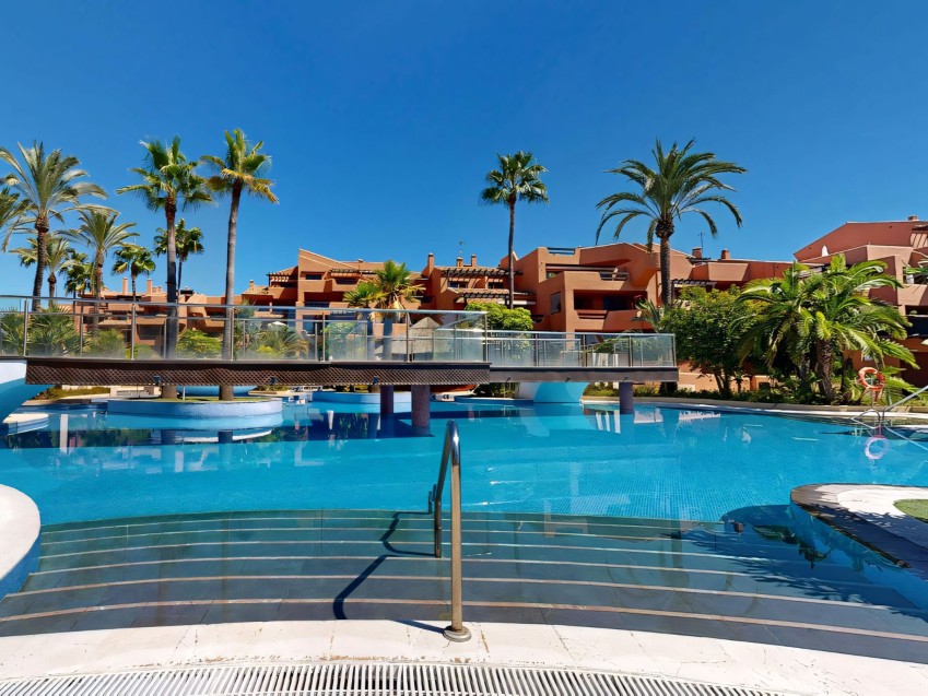 Lägenhet med 2 sovrum till salu i Mar Azul strandnära community Estepona